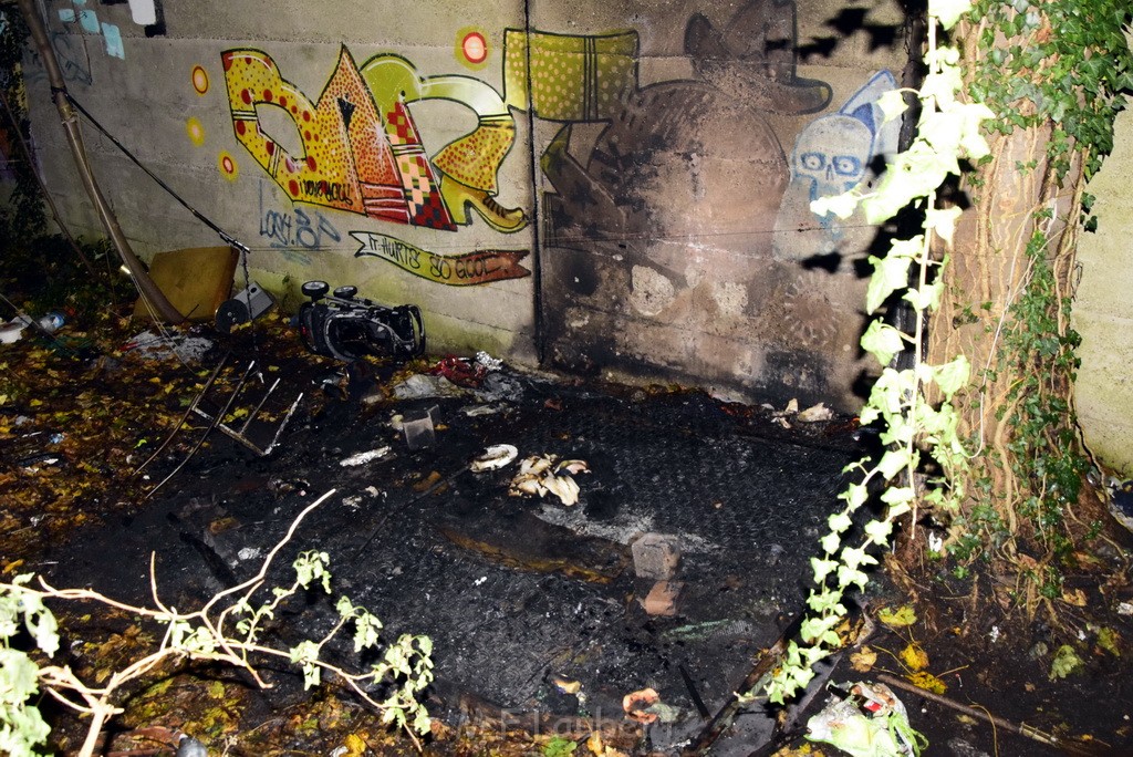 Feuer Matratze wo ein Obachloser drauf geschlafen hat Koeln Muelheim Steegerstr P33.JPG - Miklos Laubert